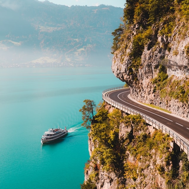 Barco turístico navegando en un lago.