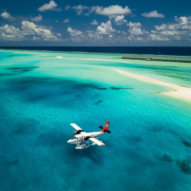 Hidroavión en una playa.