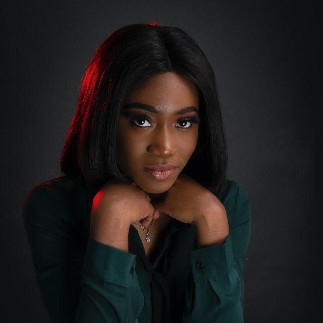 Fotografía de una modelo en primer plano.