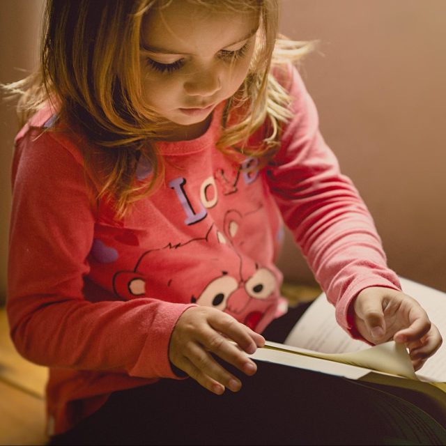 Niña leyendo.